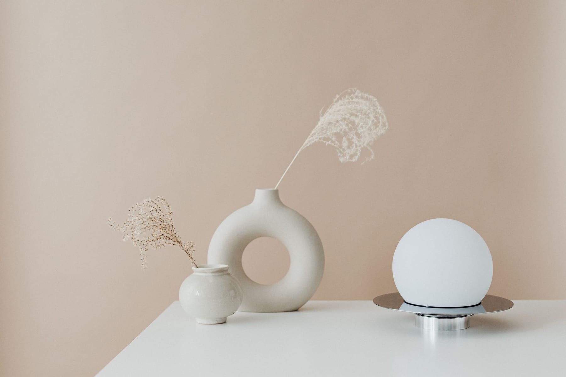 Un vase et une sphère sur une table